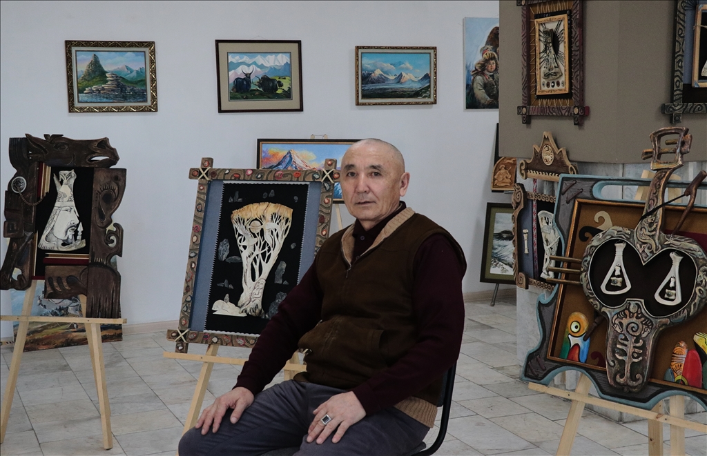 Казахстанский художник создает произведения на костях животных