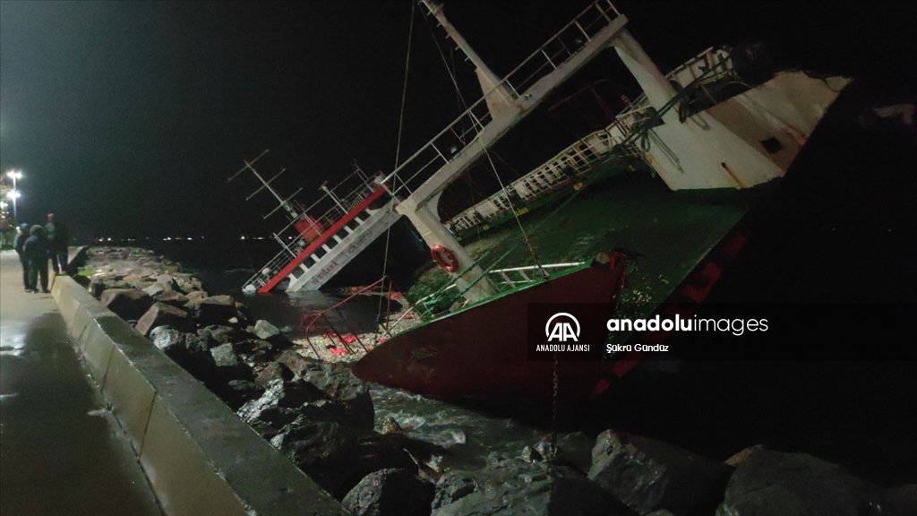 Maltepe'de karaya oturan Ro-Ro gemisi fırtınanın etkisiyle batmaya başladı