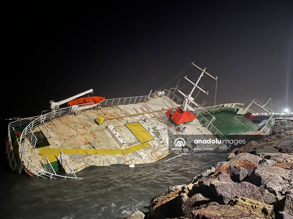 Maltepe'de karaya oturan Ro-Ro gemisi fırtınanın etkisiyle batmaya başladı