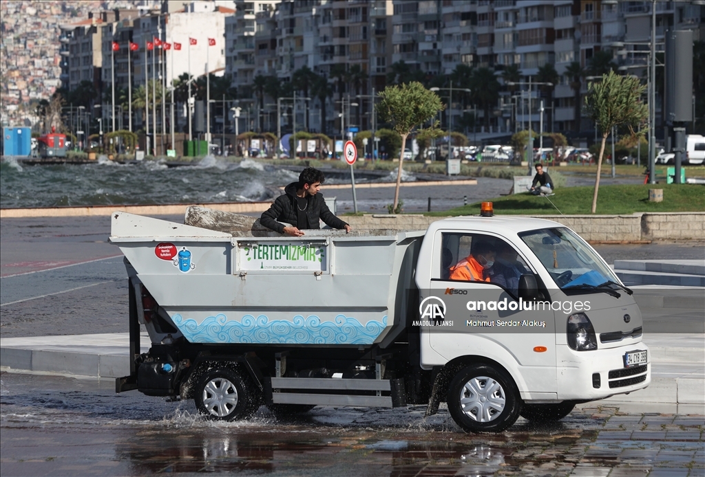 Ege'de fırtına hayatı olumsuz etkiliyor