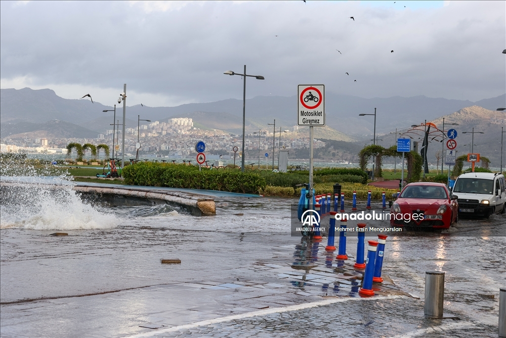 Air laut dibawa badai menerjang daratan di Izmir