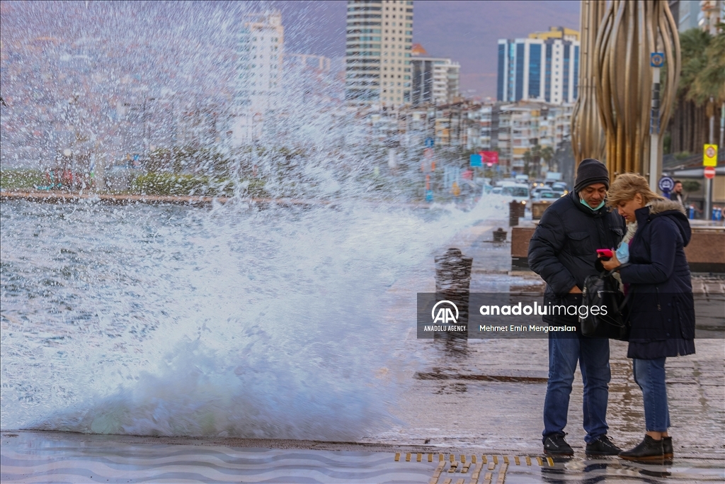 Air laut dibawa badai menerjang daratan di Izmir