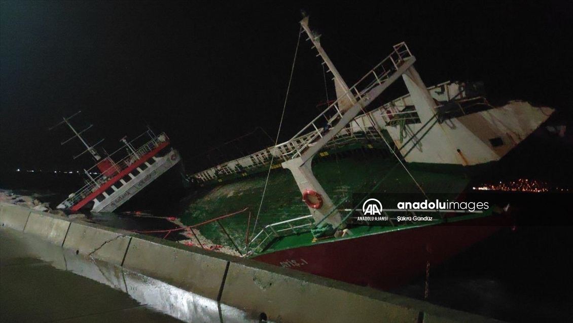 Maltepe'de karaya oturan Ro-Ro gemisi fırtınanın etkisiyle batmaya başladı