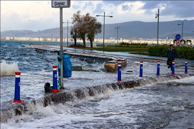 Badai terjang daerah pesisi Izmir, Turki