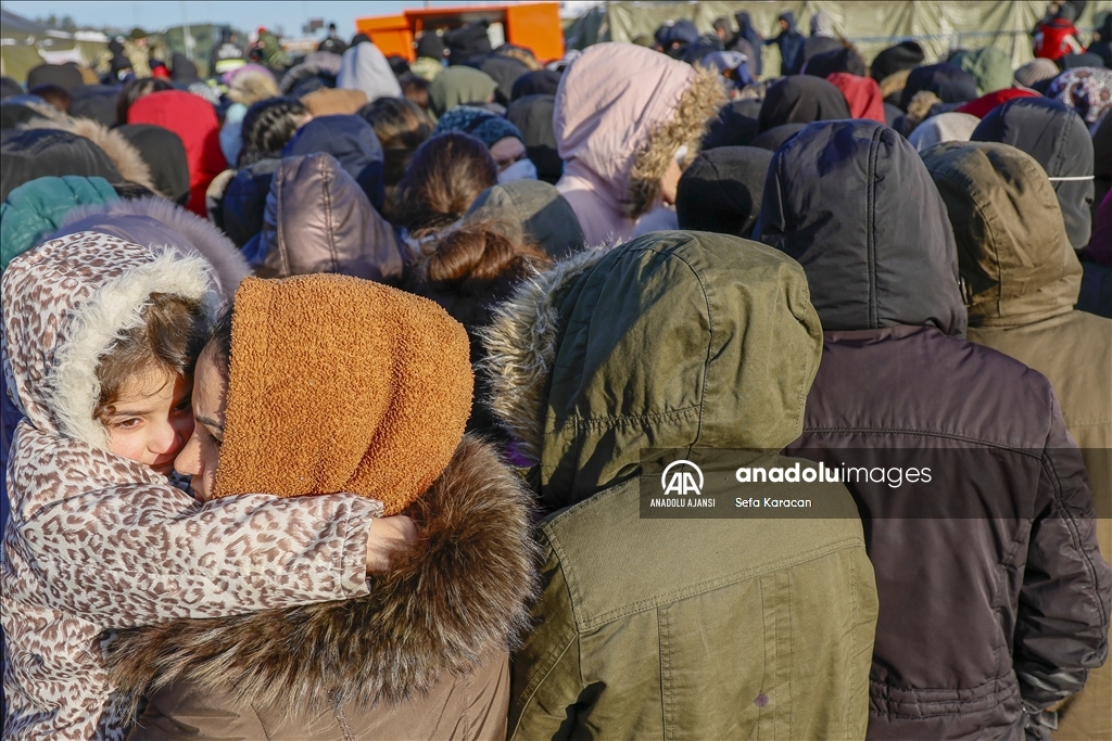 Belarus-Polonya sınırındaki göçmenler bekleyişlerini kapalı alanda sürdürüyor