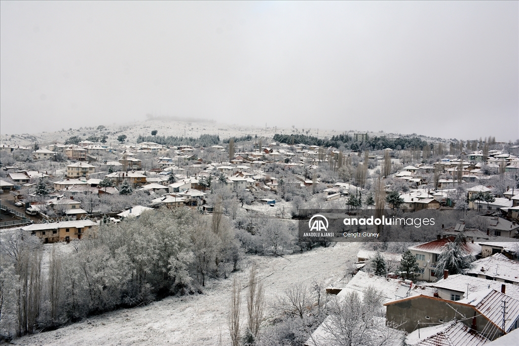 Eskişehir'de mevsimin ilk karı yağdı