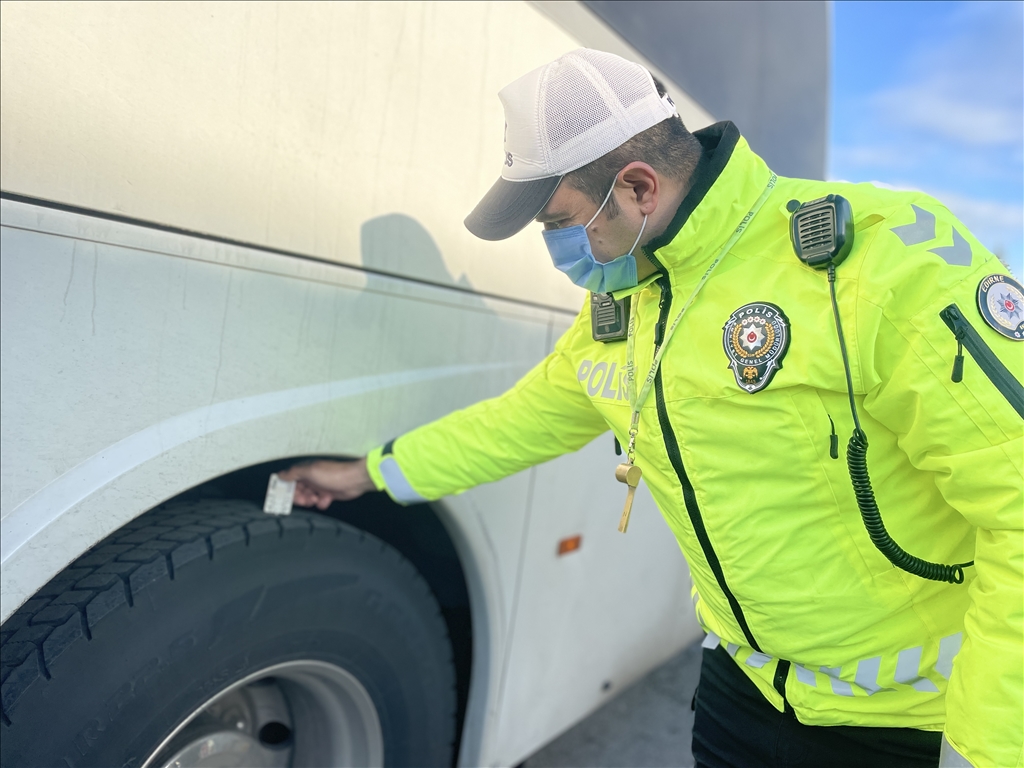 Edirne'de polis ekipleri "kış lastiği uygulaması" yaptı