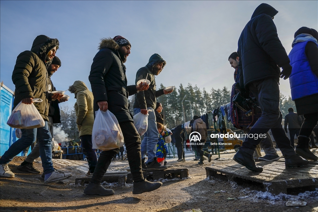 Belarus-Polonya sınırındaki göçmenler bekleyişlerini kapalı alanda sürdürüyor