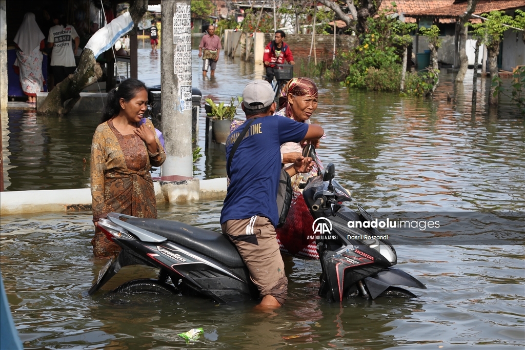 Endonezya'da yaşanan selin üzerinden 3 hafta geçmesine rağmen sular çekilmedi