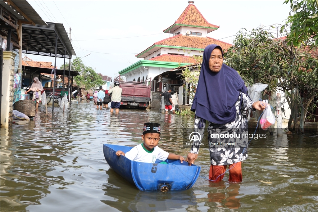 Endonezya'da yaşanan selin üzerinden 3 hafta geçmesine rağmen sular çekilmedi