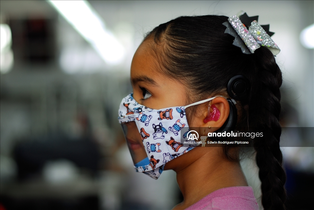 İşitme kaybı olan Maria Jose maskesi sayesinde daha rahat iletişim kurabiliyor