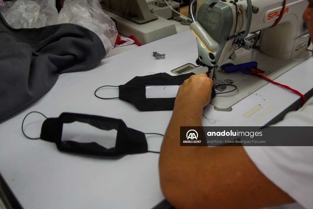 Máscaras transparentes ayudan a comunicarse a las personas con problemas auditivos