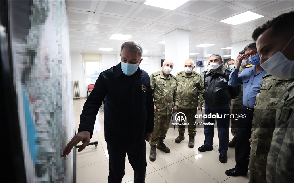 بازدید آکار از مقر فرماندهی نیروهای مسلح ترکیه در مرز با سوریه