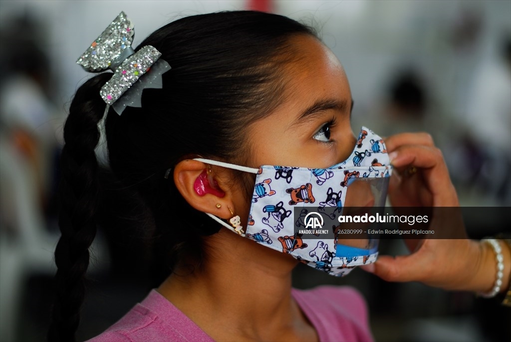 Máscaras transparentes ayudan a comunicarse a las personas con problemas auditivos