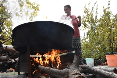 Bilecikli kadınlar elde kalan hurmaları pekmeze dönüştürüyor
