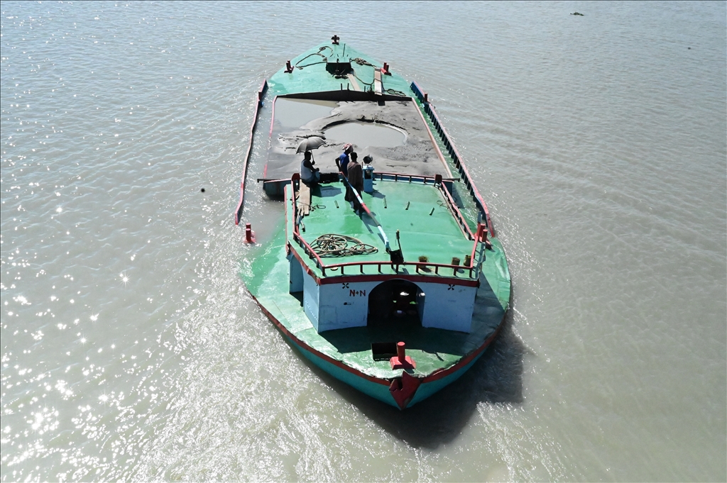Bangladeş'te nehirden kum çıkarma işlemi