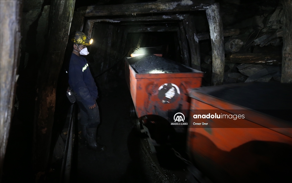 Taş kömürü çıkaran madencilerin "mutlak karanlık"taki zorlu mesaisi