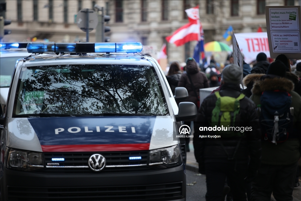 Avusturya’da sokağa çıkma kısıtlamasına rağmen Kovid-19 önlemleri protesto edildi