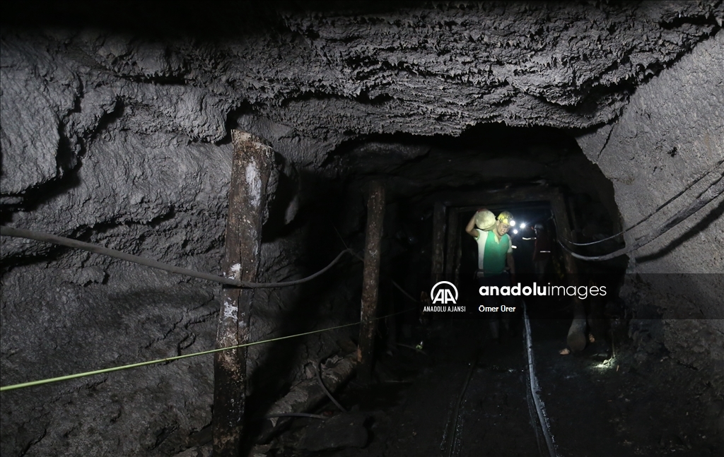 Taş kömürü çıkaran madencilerin "mutlak karanlık"taki zorlu mesaisi