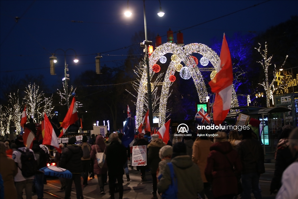 Avusturya’da sokağa çıkma kısıtlamasına rağmen Kovid-19 önlemleri protesto edildi