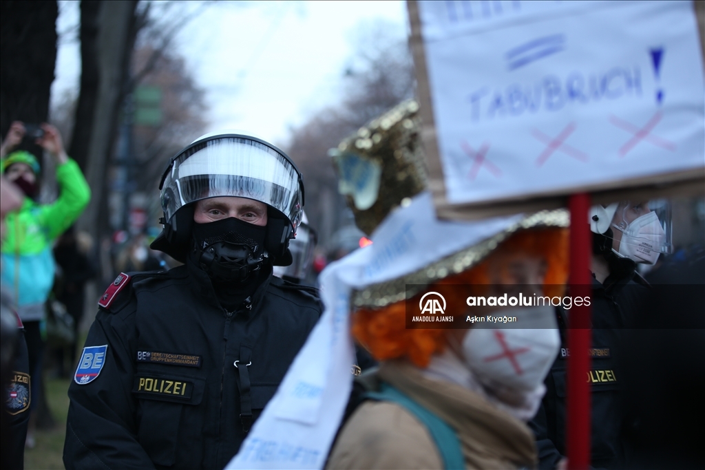 Avusturya’da sokağa çıkma kısıtlamasına rağmen Kovid-19 önlemleri protesto edildi