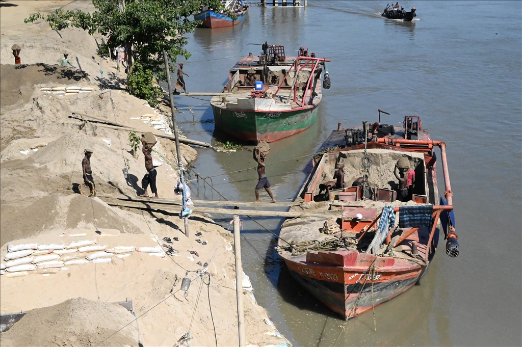 Bangladeş'te nehirden kum çıkarma işlemi