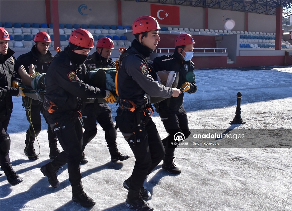 Erzurum'da arama kurtarma eğitimi alan polisler afetlerin "çevik kuvvet"i olacak