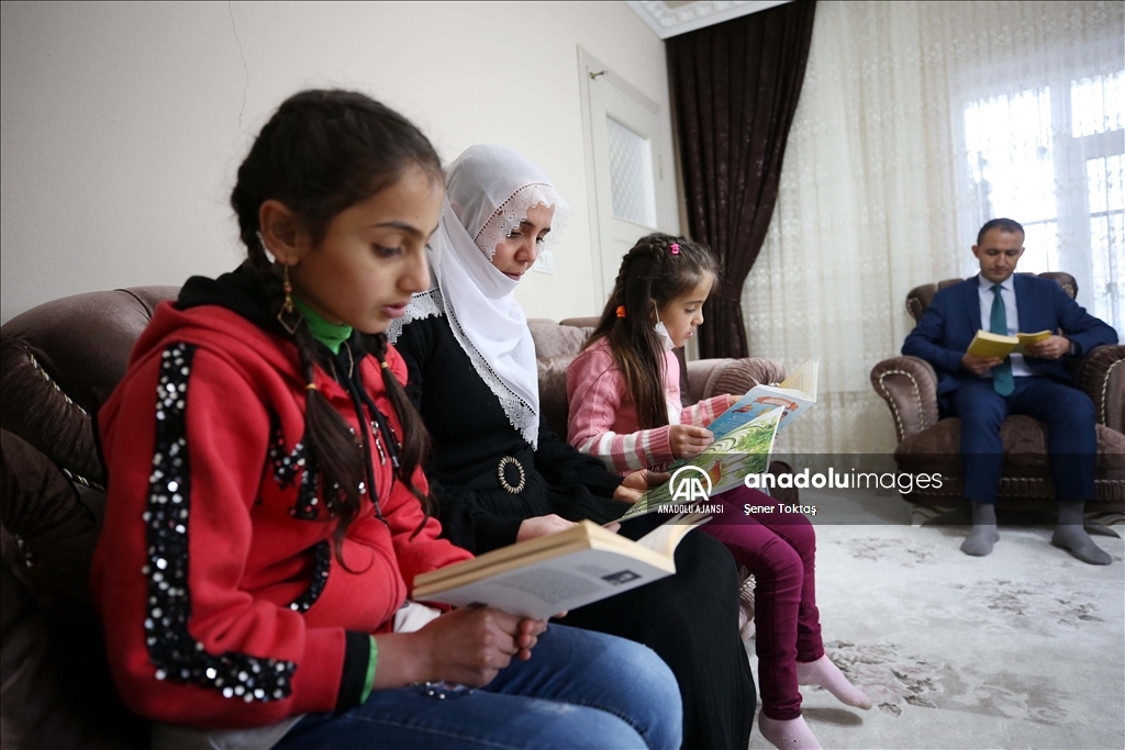 Gönüllü öğretmenler evleri ziyaret edip öğrenci ve velilerle kitap okuyor