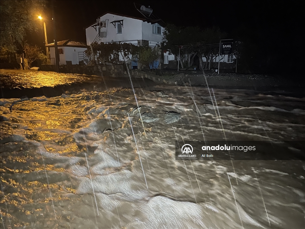 Bodrum'da sağanak nedeniyle evleri su bastı, kaya parçaları yolları kapattı