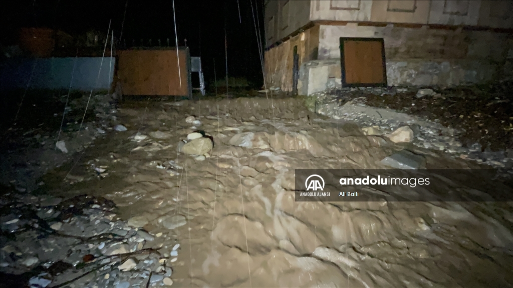 Bodrum'da sağanak nedeniyle evleri su bastı, kaya parçaları yolları kapattı