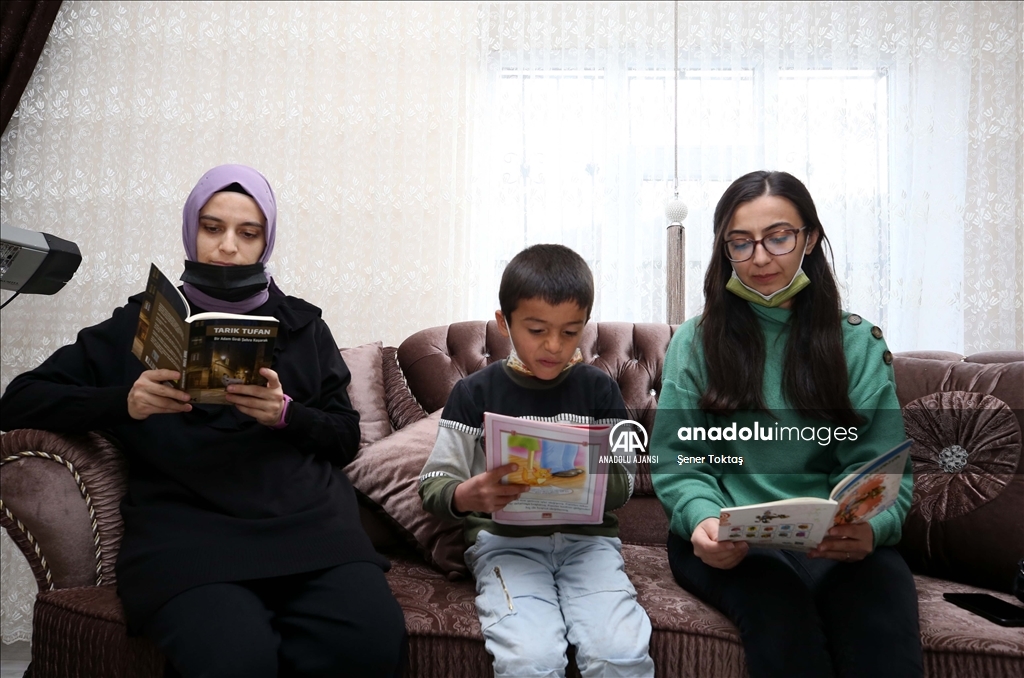 Gönüllü öğretmenler evleri ziyaret edip öğrenci ve velilerle kitap okuyor