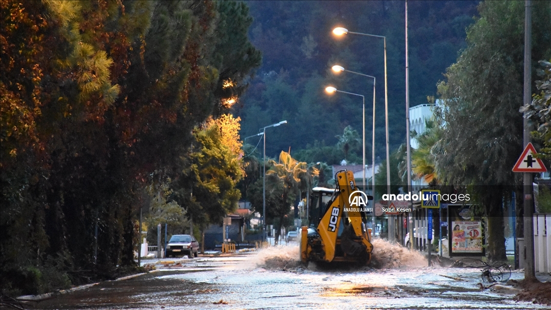 Marmaris'te sağanaktan dolayı dereler taştı, evleri su bastı
