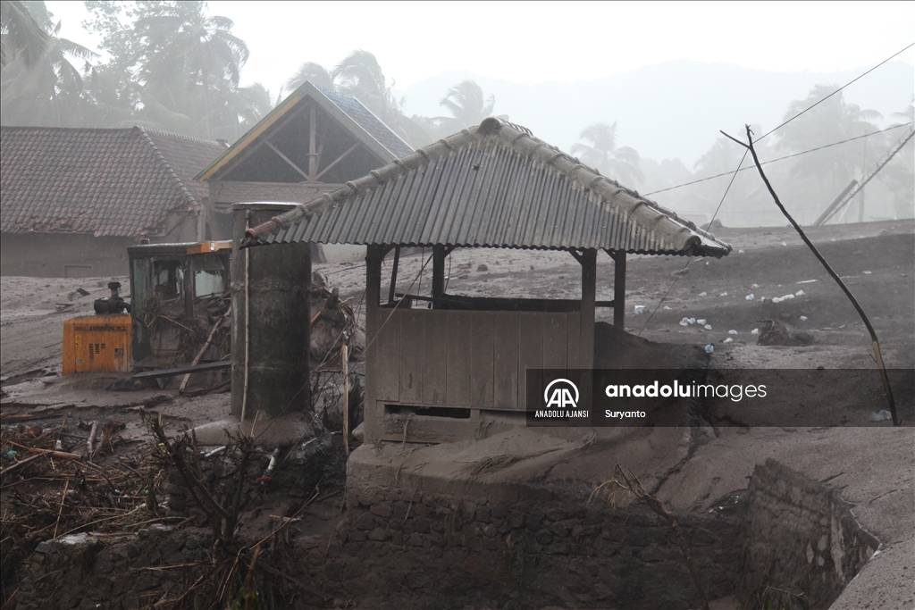 Endonezya'da Semeru Yanardağı'ndaki patlamada ölü sayısı 13'e çıktı