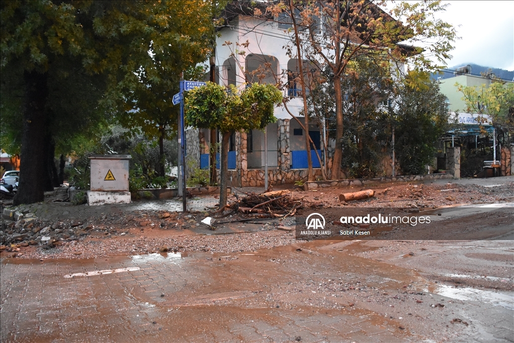 Marmaris'te sağanaktan dolayı dereler taştı, evleri su bastı