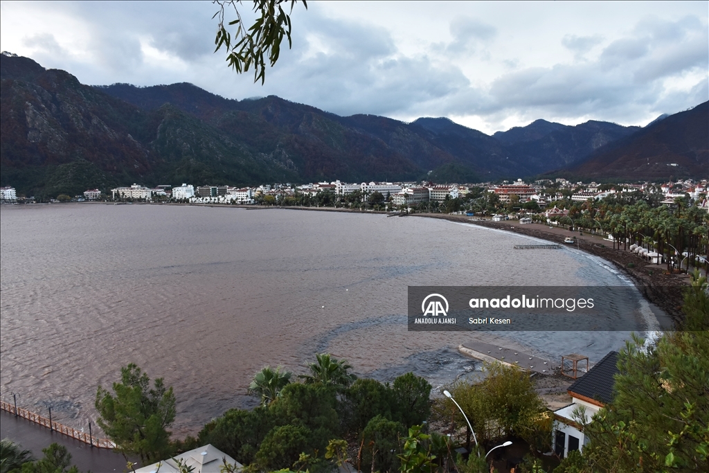 Marmaris'te sağanaktan dolayı dereler taştı, evleri su bastı