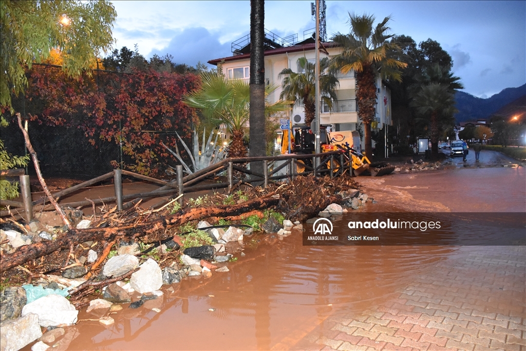 Marmaris'te sağanaktan dolayı dereler taştı, evleri su bastı