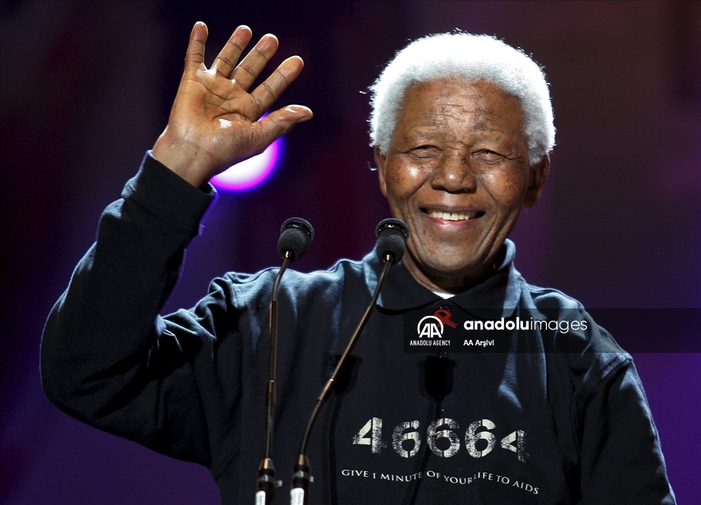 Nelson Mandela dies at