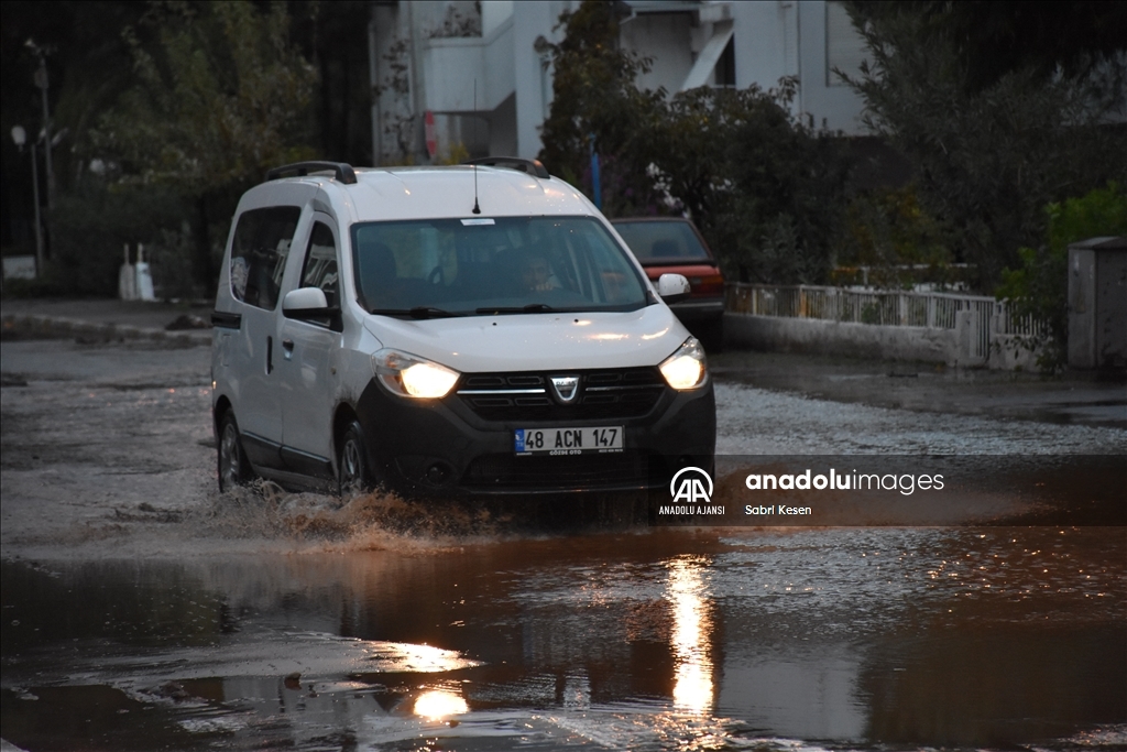 Marmaris'te sağanaktan dolayı dereler taştı, evleri su bastı
