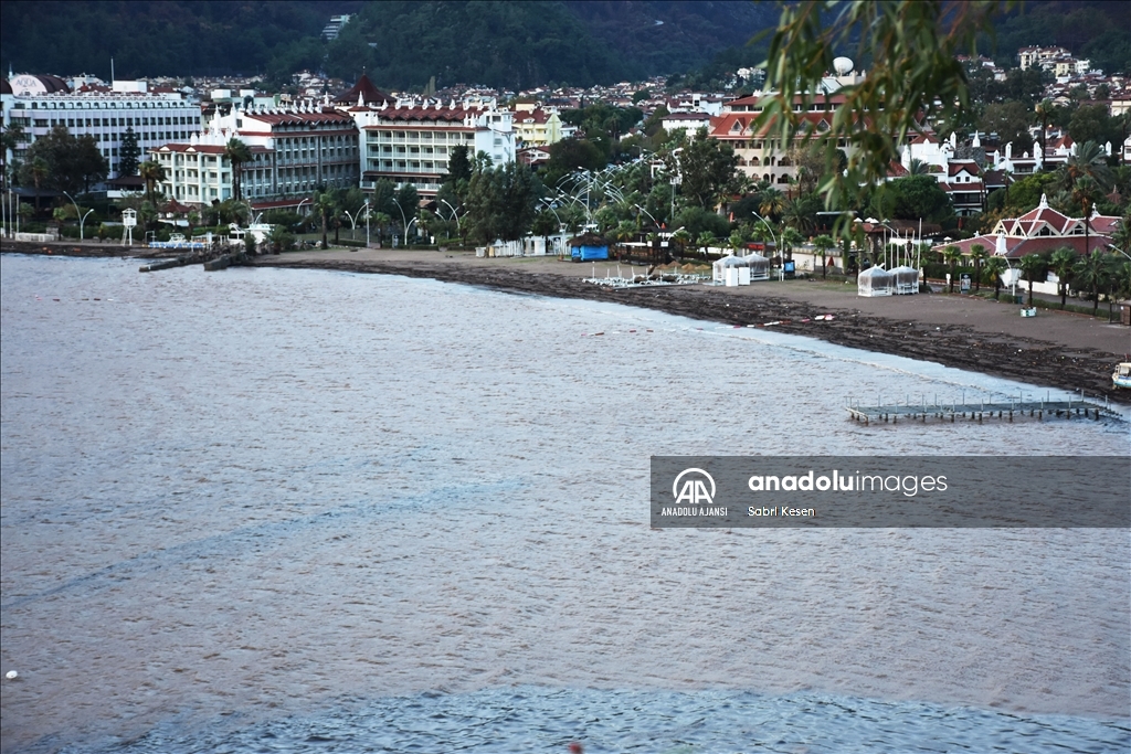 Marmaris'te sağanaktan dolayı dereler taştı, evleri su bastı