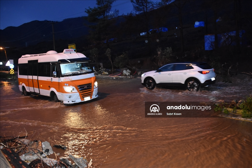 Marmaris'te sağanaktan dolayı dereler taştı, evleri su bastı