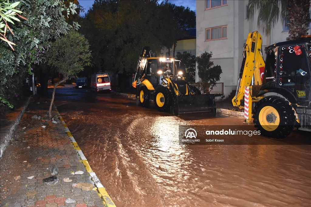 Marmaris'te sağanaktan dolayı dereler taştı, evleri su bastı