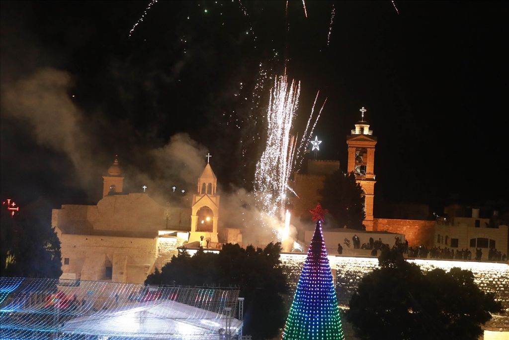 Festimet e vitit të ri në Betlehem fillojnë me ndriçimin e pemës së Krishtlindjeve