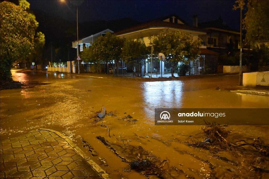 Marmaris'te sağanaktan dolayı dereler taştı, evleri su bastı