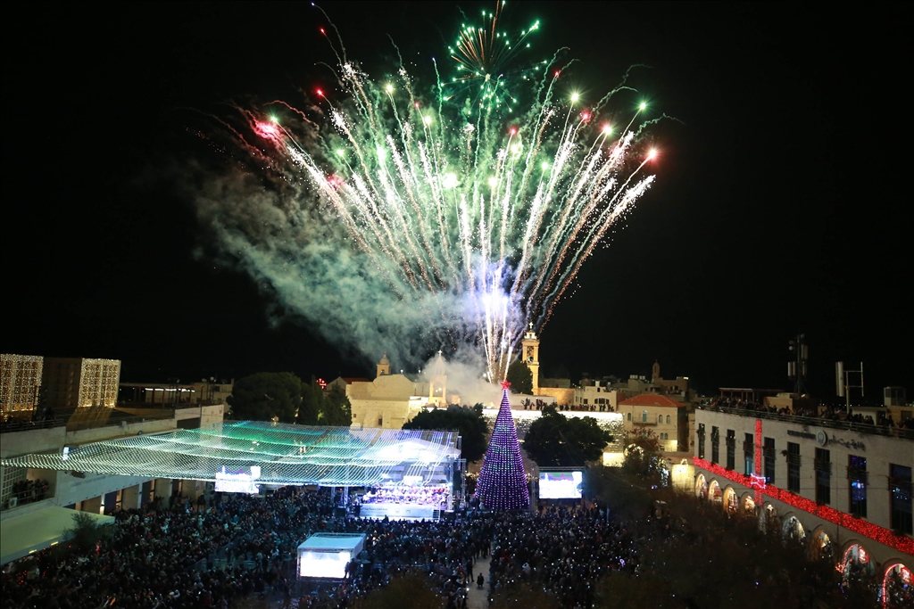 Festimet e vitit të ri në Betlehem fillojnë me ndriçimin e pemës së Krishtlindjeve