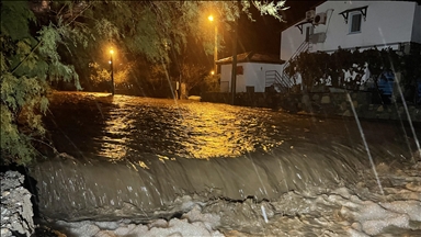 Bodrum'da sağanak nedeniyle evleri su bastı, kaya parçaları yolları kapattı