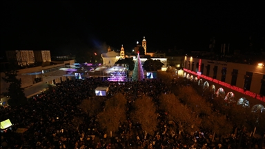 Festimet e vitit të ri në Betlehem fillojnë me ndriçimin e pemës së Krishtlindjeve