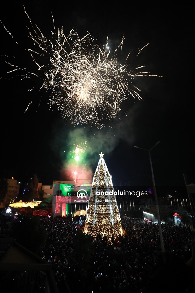 رام الله.. المئات يشاركون في حفل إضاءة شجرة الميلاد