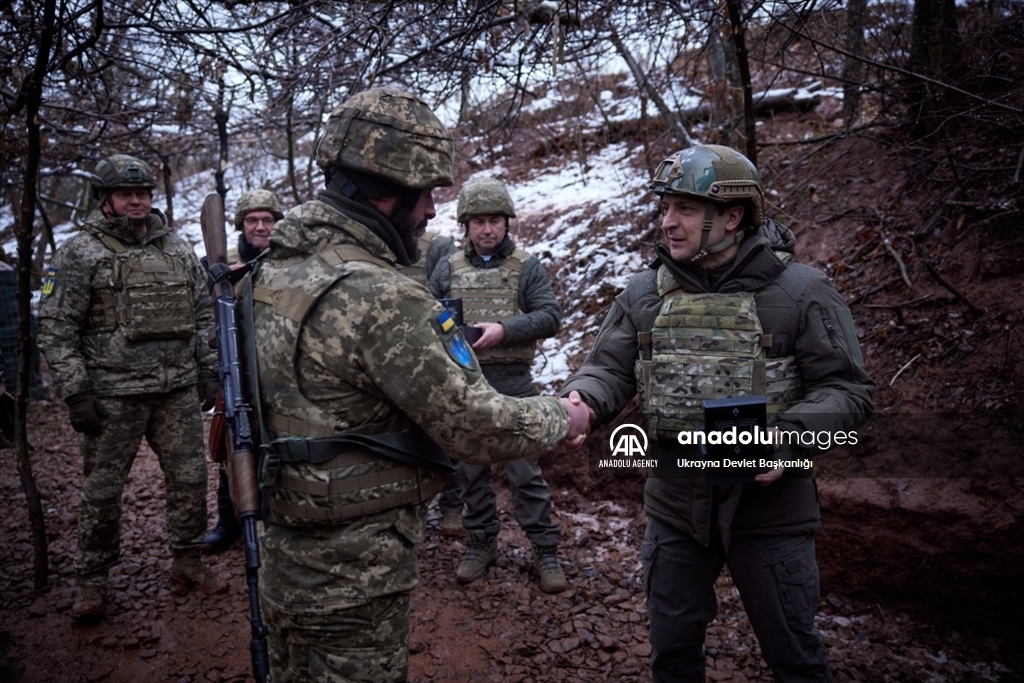 الرئيس الأوكراني يزور جبهة دونباس
