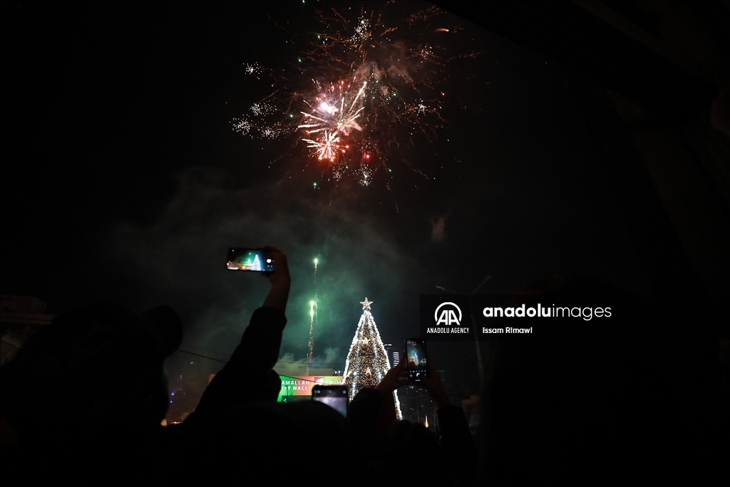 رام الله.. المئات يشاركون في حفل إضاءة شجرة الميلاد