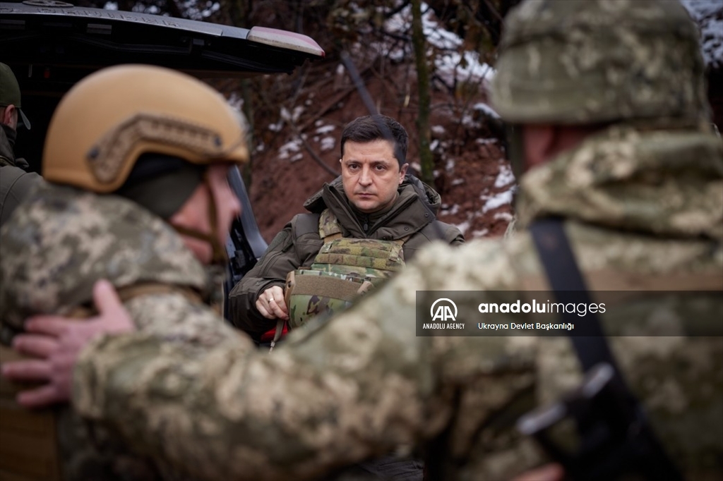 الرئيس الأوكراني يزور جبهة دونباس